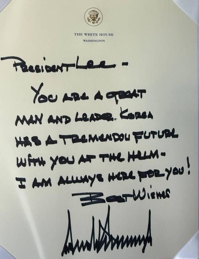 대통령실은 25일현지시간 미국 워싱턴DC 백악관에서 열린 한미 정상회담 뒤 가진 업무 오찬 때 도널드 트럼프 미국 대통령이 이재명 대통령에게 직접 써서 전달한 메시지를 공개했다 사진대통령실