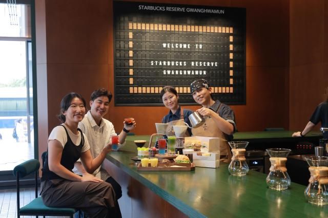 스타벅스 코리아가 오는 28일 대한민국 대표 랜드마크인 광화문 광장에 3번째 도심형 리저브 전용 매장 리저브광화문을 오픈한다고 26일 전했다 사진은 스타벅스 코리아 직원들이 음료와 음식을 선보이는 모습 리저브광화문은 장충라운지R 리저브도산에 이어 도심 속에서 스타벅스의 최고급 프리미엄 커피를 즐길 수 있는 리저브 전용 매장으로 운영된다 20250826사진유대길 기자 dbeorlf123ajunewscom