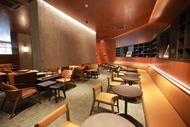 스타벅스 코리아가 오는 28일 대한민국 대표 랜드마크인 광화문 광장에 3번째 도심형 리저브 전용 매장 '리저브광화문'을 오픈한다고 26일 전했다. 사진은 스타벅스 코리아 직원들이 음료와 음식을 선보이는 모습. 리저브광화문은 장충라운지R, 리저브도산에 이어 도심 속에서 스타벅스의 최고급 프리미엄 커피를 즐길 수 있는 리저브 전용 매장으로 운영된다. 2025.08.26[사진=유대길 기자 dbeorlf123@ajunews.com]