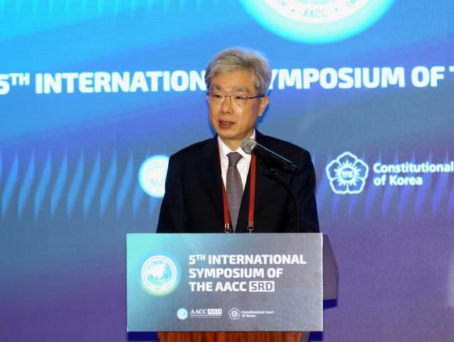 AACC 제5차 재판관 국제회의서 개회사를 하고 있는 김상환 헌법재판소장 사진헌법재판소