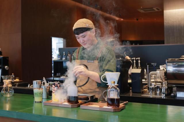 스타벅스 코리아가 오는 28일 대한민국 대표 랜드마크인 광화문 광장에 3번째 도심형 리저브 전용 매장 '리저브광화문'을 오픈한다고 26일 전했다. 사진은 스타벅스 코리아 바리스타가 스모크 건으로 연기를 주입하는 훈연 방식으로 시각적 즐거움을 더한 '리저브 스모크드 콜드 패션드'를 시연하는 모습. 리저브광화문은 장충라운지R, 리저브도산에 이어 도심 속에서 스타벅스의 최고급 프리미엄 커피를 즐길 수 있는 리저브 전용 매장으로 운영된다. 2025.08.26[사진=유대길 기자 dbeorlf123@ajunews.com]
