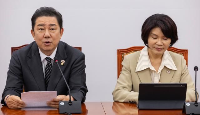 김병기 더불어민주당 원내대표왼쪽가 26일 국회에서 열린 원내대책회의에서 발언하고 있다 사진연합뉴스