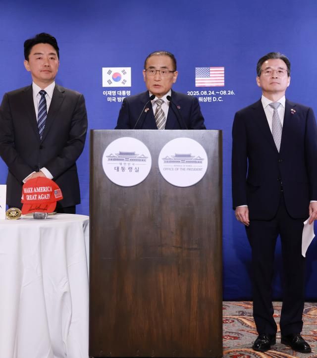 강훈식 대통령 비서실장왼쪽부터 위성락 국가안보실장 김용범 정책실장이 25일현지시간 미국 워싱턴DC의 한국프레스센터가 마련된 호텔에서 이재명 대통령과 도널드 트럼프 미국 대통령의 한미정상회담 관련 브리핑을 하고 있다 사진연합뉴스