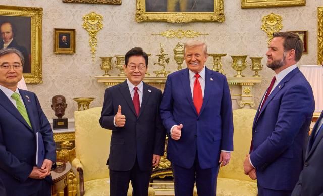 이재명 대통령이 25일현지시간 미국 워싱턴DC 백악관에서 열린 한미 정상회담에서 도널드 트럼프 미국 대통령과 엄지손가락을 들어보이며 미소짓고 있다사진연합뉴스