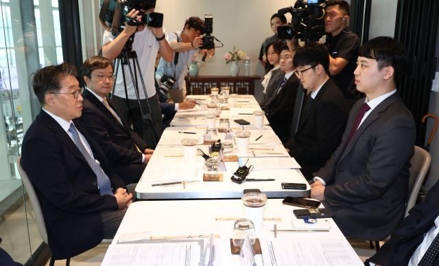 김원섭 대한수련병원협의회 회장왼쪽 첫째과 한성존 대한전공의협의회 비상대책위원장오른쪽 첫째이 26일 서울역사 내 한식집에서 열린 대한전공의협의회-대한수련병원협의회 간담회에서 대화하고 있다 사진연합뉴스