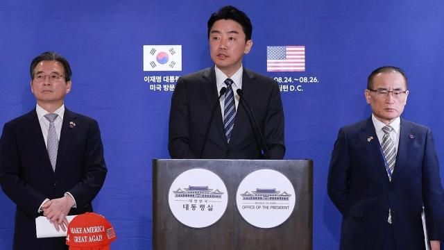 김용범 대통령실 정책실장왼쪽부터 강훈식 대통령 비서실장 위성락 국가안보실장이 25일현지시간 미국 워싱턴DC의 한국프레스센터가 마련된 호텔에서 이재명 대통령과 도널드 트럼프 미국 대통령의 한미정상회담 관련 브리핑을 하고 있다사진연합뉴스