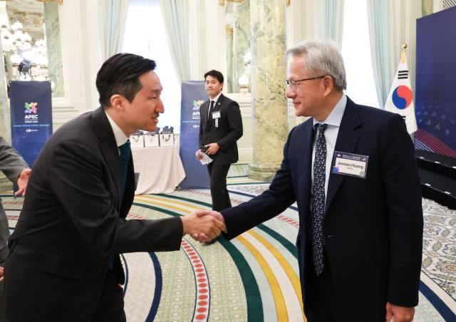 정기선 HD현대 수석부회장이 25일현지시간 미국 워싱턴DC 윌라드 호텔에서 열린 한미 비즈니스 라운드 테이블에서 젠슨 황 엔비디아 최고경영자와 악수하고 있다 사진연합뉴스