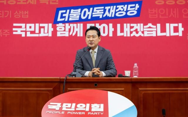 국민의힘 전당대회에서 당선된 장동혁 신임 대표가 26일 당 대표 회의실에서 열린 기자회견에서 향후 당 운영 계획을 묻는 질문에 답하고 있다 사진연합뉴스