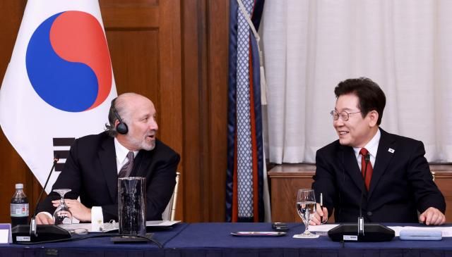 이재명 대통령이 25일현지시간 미국 워싱턴DC 윌라드 호텔에서 열린 한미 비즈니스 라운드 테이블에서 하워드 러트닉 미 상무장관과 대화하고 있다사진연합뉴스