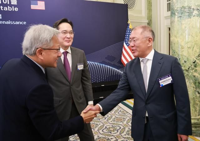 이재용 삼성전자 회장 정의선 현대차그룹 회장이 25일현지시간 미국 워싱턴DC 윌라드 호텔에서 열린 한미 비즈니스 라운드 테이블에서 젠슨 황 엔비디아 최고경영자와 인사하고 있다 사진연합뉴스