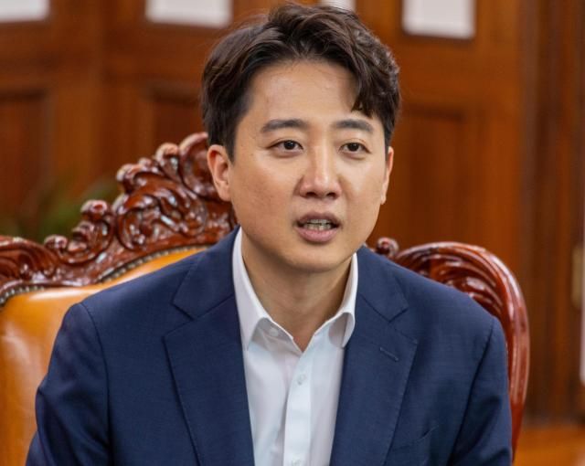 개혁신당 이준석 대표가 19일 취임 인사차 우원식 국회의장을 예방해 의장 집무실에서 환담하고 있다 사진연합뉴스