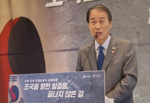 권오을 국가보훈부 장관이 지난 15일 서울 중구 더플라자호텔에서 열린 국외안장 독립유공자 유해봉환 유족 위로연에서 격려사를 하고 있다 사진연합뉴스