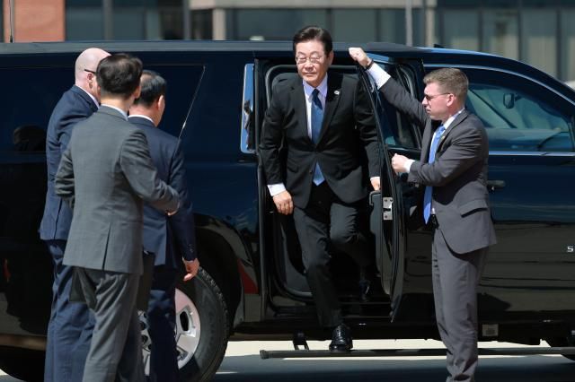 한미 정상회담 등 워싱턴 일정을 마치고 필라델피아로 향하는 이재명 대통령이 26일현지시간 미국 워싱턴DC 인근 앤드루스 합동기지에 도착해 차량에서 내리고 있다 사진연합뉴스