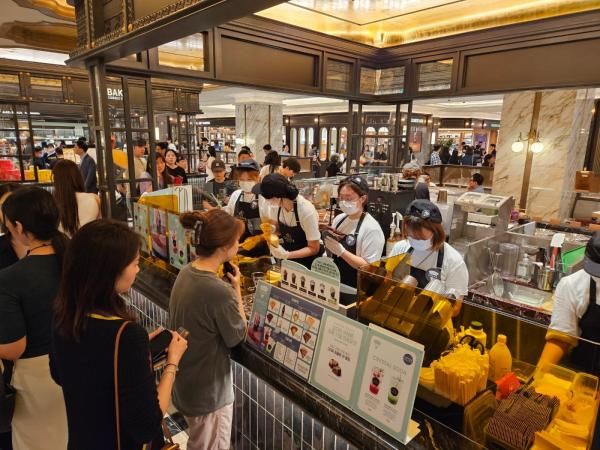 벨기에 프리미엄 초콜릿 브랜드 고디바의 크레페 매장 고디바 크레페가 국내 최초로 오픈한 가운데 고객들이 제품을 주문하고 있다 사진홍승완 기자