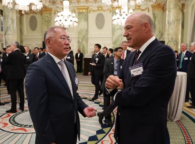 정의선 현대차그룹 회장이 25일현지시간 미국 워싱턴DC 윌라드 호텔에서 열린 한미 비즈니스 라운드 테이블 리셉션에 참석해 개리 콘 IBM 부사장과 대화하고 있다 