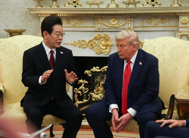 이재명 대통령과 도널드 트럼프 미국 대통령이 25일현지 시간 미국 워싱턴DC 백악관에서 한미 정상회담을 하고 있다 사진연합뉴스