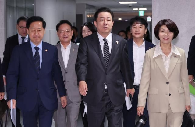 김병기 더불어민주당 원내대표가운데 한정애 정책위의장오른쪽 구윤철 경제부총리 겸 기획재정부 장관왼쪽이 26일 서울 여의도 국회 의원회관에서 열린 2026년 예산안 당정협의회에 참석하고 있다 사진연합뉴스