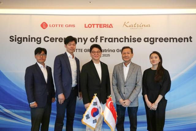 이권형 롯데GRS 글로벌사업부문 상무왼쪽부터 신유열 롯데지주 미래성장실장부사장 차우철 롯데GRS 대표이사와 카트리나 그룹 알란 고 대표 크리스탈 고 이사가 25일 롯데월드타워에서 기념 촬영을 하고 있다 사진롯데GRS