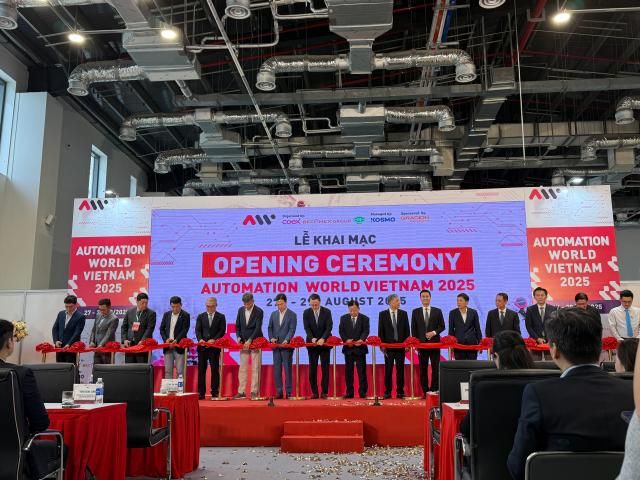 중소기업기술정보진흥원과 코엑스가 27일 베트남 호치민에서 관계자들과 함께 제2회 베트남 스마트공장 엑스포 리본컷팅식을 하고 있다 