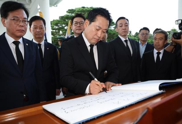 장동혁 국민의힘 대표가 27일 서울 동작구 국립서울현충원에서 현충탑에 참배한 뒤 방명록을 작성하고 있다 사진연합뉴스