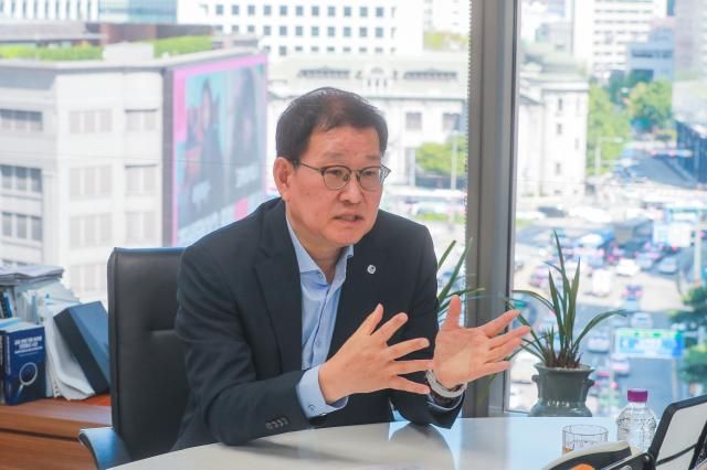 최근 아주경제와 만나 진행한 인터뷰에서 박정훈 우리금융경영연구소장이 질문에 답하고 있다 사진남궁진웅 기자