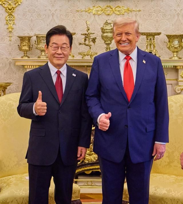 이재명 대통령이 25일현지시간 미국 워싱턴DC 백악관에서 열린 한미 정상회담에서 도널드 트럼프 미국 대통령과 엄지손가락을 들어보이며 미소짓고 있다 사진연합뉴스