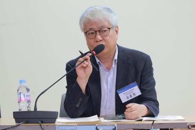 김종원 첨단민군산업협회 연구개발실장이 27일 서울 여의도 국회의원회관에서 열린 아주 모빌리티 포럼에서 토론을 하고 있다 사진유대길 기자 dbeorlf123ajunewscom