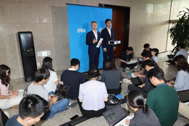 민형배 더불어민주당 의원이 27일 서울 여의도 국회에서 검찰개혁 관련 브리핑을 하고 있다 사진연합뉴스 