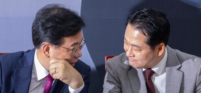 장동혁 국민의힘 대표오른쪽와 송언석 원내대표가 27일 국회에서 열린 최고위원회의 도중 대화하고 있다 사진연합뉴스