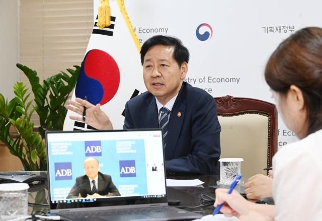 구윤철 부총리 겸 기획재정부 장관이 22일 서울 종로구 정부서울청사에서 칸다 마사토 아시아개발은행ADB 총재와 화상면담을 하고 있다 2025823 사진기획재정부 제공