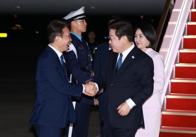 이재명 대통령과 김혜경 여사가 일본·미국 방문 일정을 마치고 28일 경기도 성남 서울공항에 도착해 김민석 국무총리와 인사하고 있다 사진연합뉴스