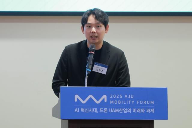 김영준 파블로항공 대표이사가 27일 서울 여의도 국회의원회관에서 열린 아주 모빌리티 포럼에서 AI기반 ‘군집드론’ 기술로 진화하는 미래 드론 산업이라는 주제로 강연을 하고 있다 20250827사진유대길 기자 dbeorlf123ajunewscom