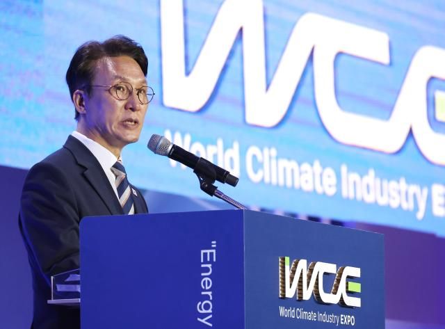 김민석 국무총리가 27일 부산 벡스코에서 열린 2025 기후산업국제박람회 개막식에서 개회사를 하고 있다 사진연합뉴스