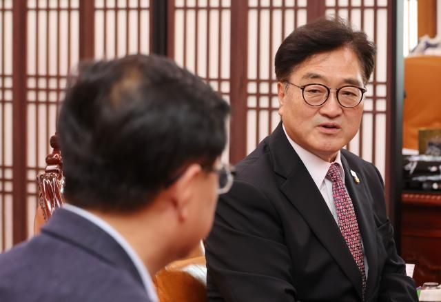 우원식 국회의장이 지난 18일 서울 여의도 국회에서 김성환 환경부 장관을 만나고 있다 사진연합뉴스