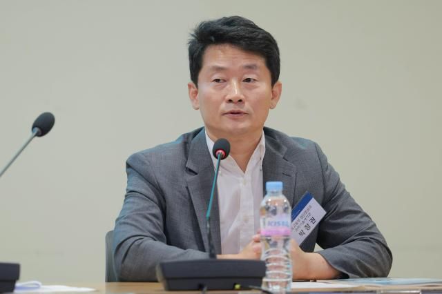 박정권 국토교통부 첨단항공과 과학기술서기관이 27일 서울 여의도 국회의원회관에서 열린 아주 모빌리티 포럼에서 토론을 하고 있다 사진유대길 기자 dbeorlf123ajunewscom