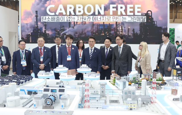2025 기후산업국제박람회WCE가 개막한 27일 부산 해운대구 벡스코 제1전시장에서 김민석 국무총리 등이 참가업체 전시부스를 둘러보고 있다 사진산업통상자원부