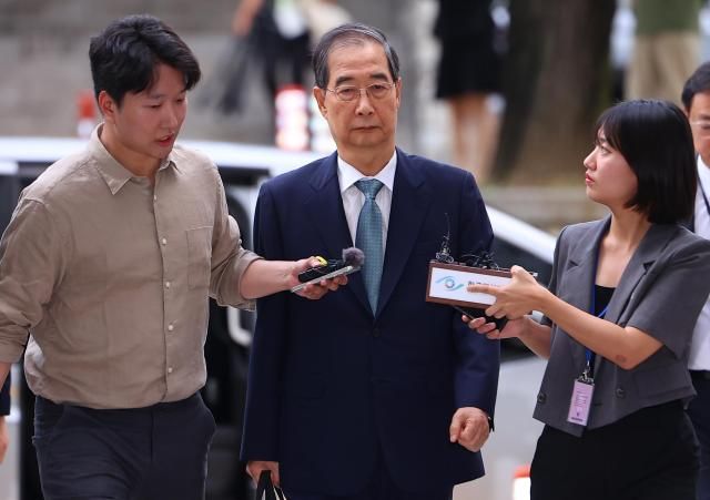 윤석열 전 대통령의 내란 행위 방조 혐의를 받는 한덕수 전 국무총리가 27일 구속 전 피의자 심문영장실질심사을 위해 서울 서초구 서울중앙지법에 출석하고 있다 사진연합뉴스