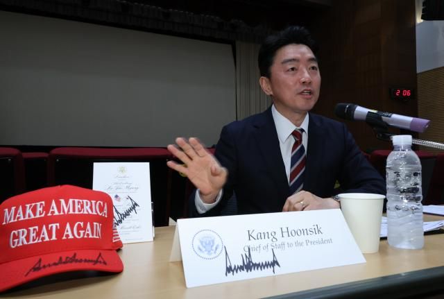 강훈식 비서실장이 28일 용산 대통령실에서 기자간담회 중 트럼프 대통령에게 본인이 받은 선물에 대해 설명하고 있다 그 앞에 트럼프 대통령의 사인이 있는 마가 모자 오찬 메뉴판 비서실장 명패 등이 놓여 있다사진연합뉴스