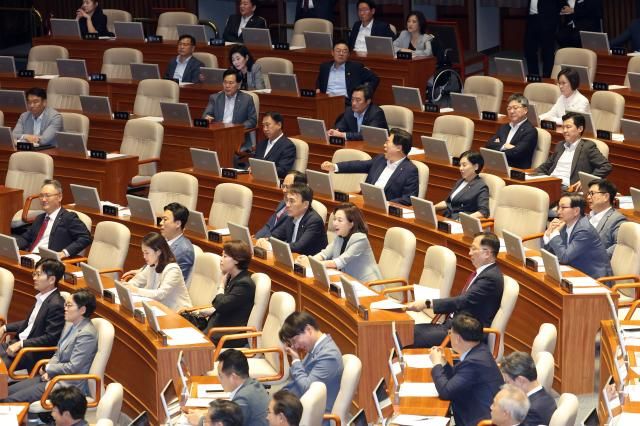 27일 서울 여의도 국회 본회의에서 국가인권위원회 위원이상현 우인식 선출안이 부결되자 국민의힘 의원들이 항의하고 있다사진연합뉴스