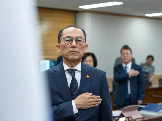 고학수 개인정보보호위원회 위원장이 27일 오후 서울 종로구 정부서울청사에서 개최된 2025년 제18회 개인정보보호위원회 전체회의에서 국민의례를 하고 있다 사진개인정보보호위원회