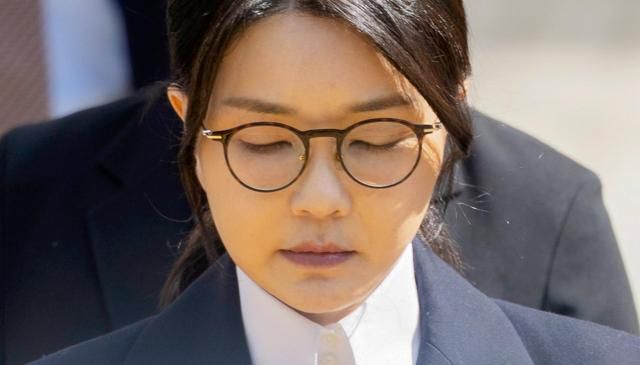 윤석열 전 대통령 부인 김건희 여사가 12일 구속 전 피의자 심문영장실질심사을 마친 뒤 서울 서초구 서울중앙지법 청사를 나서고 있다 사진연합뉴스