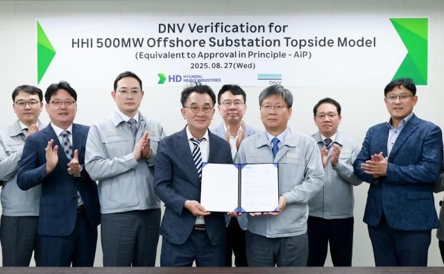 사진 HD현대중공업이 노르웨이선급DNV으로부터 자체 개발한 500MW급 해상변전소OSS Offshore Substation 모델에 대한 국제 설계 검증서Verification Letter를 획득했다사진 왼쪽부터 네 번째 DNV 신성호 영업 대표 왼쪽부터 여섯 번jpg