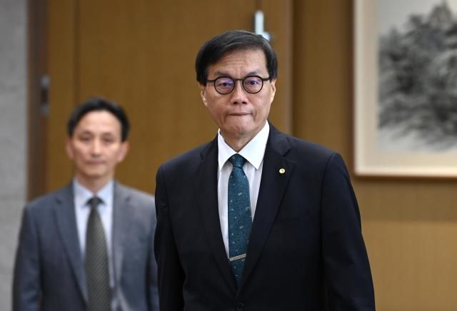 이창용 한국은행 총재가 28일 오전 서울 중구 한국은행에서 열린 금융통화위원회에 입장하고 있다 사진사진공동취재단