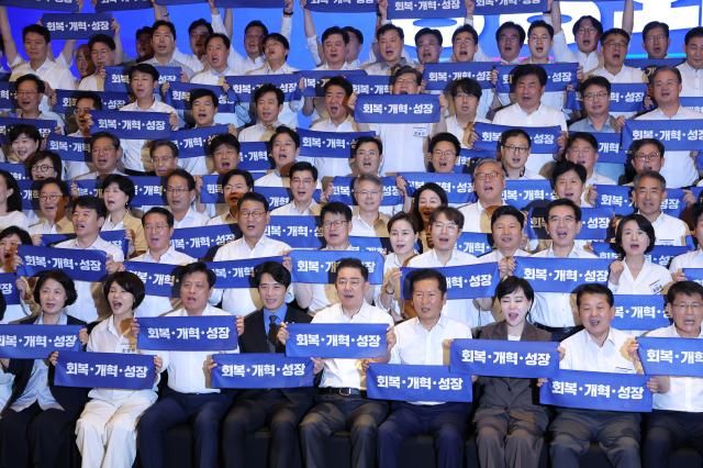 정청래 더불어민주당 대표와 김병기 원내대표를 비롯한 의원들이 28일 인천시 중구 파라다이스시티 컨벤션에서 열린 더불어민주당 의원단 워크숍에서 기념 촬영을 하고 있다 사진연합뉴스