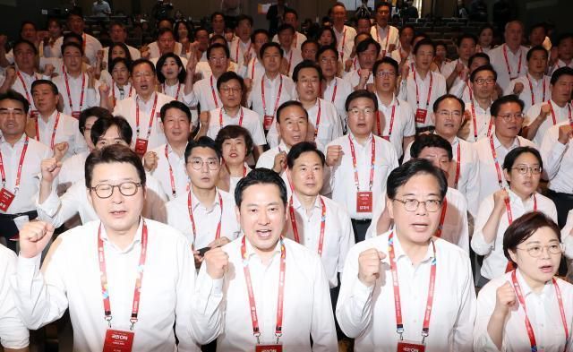 28일 인천국제공항공사 항공교육원에서 열린 국민의힘 국회의원 연찬회에서 장동혁 대표 송언석 원내대표 등 참석자들이 구호를 외치고 있다 사진연합뉴스