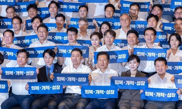 28일 인천시 중구 파라다이스시티 컨벤션센터에서 열린 더불어민주당 의원단 워크숍에서 정청래 대표 김병기 원내대표를 비롯한 의원들이 기념 촬영 도중 구호를 외치고 있다 사진연합뉴스