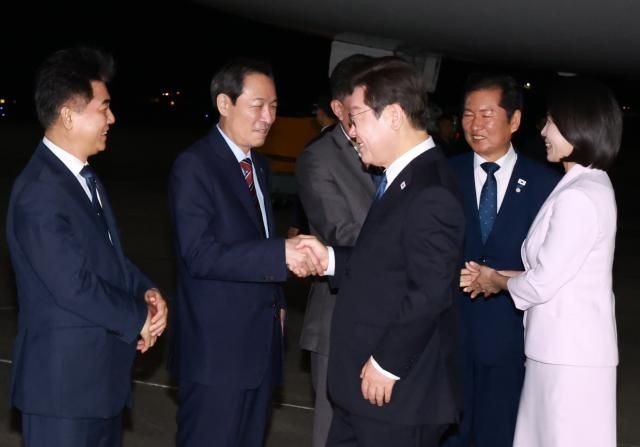 이재명 대통령과 김혜경 여사가 일본·미국 방문 일정을 마치고 28일 경기도 성남 서울공항에 도착해 영접 나온 우상호 정무수석와 인사하고 있다 사진연합뉴스