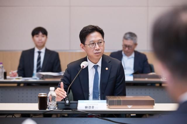 배경훈 과학기술정보통신부 장관이 28일 오후 서울 영등포구 FKI타워에서 열린 AI 스텝업Step-up 전주기 인재양성 간담회 에서 참석자들과 토론하고 있다 사진과기술정보통신부