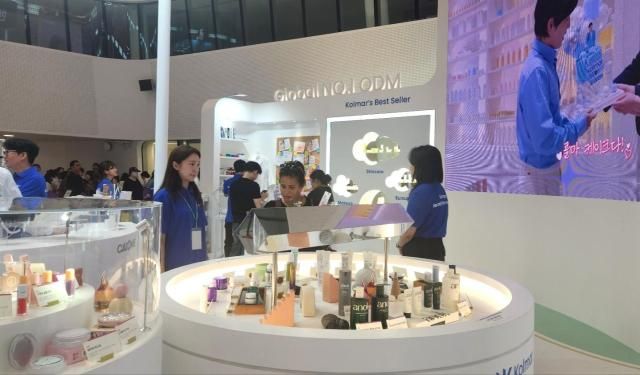 28일 오후 서울 중구 동대문디자인플라자DDP에서 열린 2025 서울뷰티위크에서 관람객들이 한국콜마 부스를 둘러보고 있다 사진조현미 기자