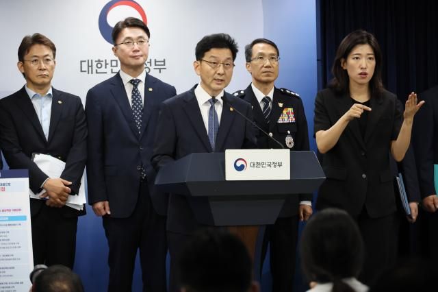 윤창렬 국무조정실장이 28일 서울 종로구 정부서울청사에서 열린 보이스피싱 근절 종합대책 관계부처 합동브리핑에서 발언하고 있다 사진연합뉴스